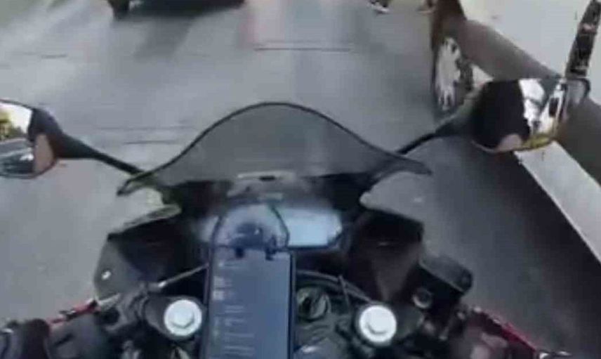 Bursa'da kör noktada kalan yayaya motosiklet çarptı, kaza anı kask kamerasında yer aldı