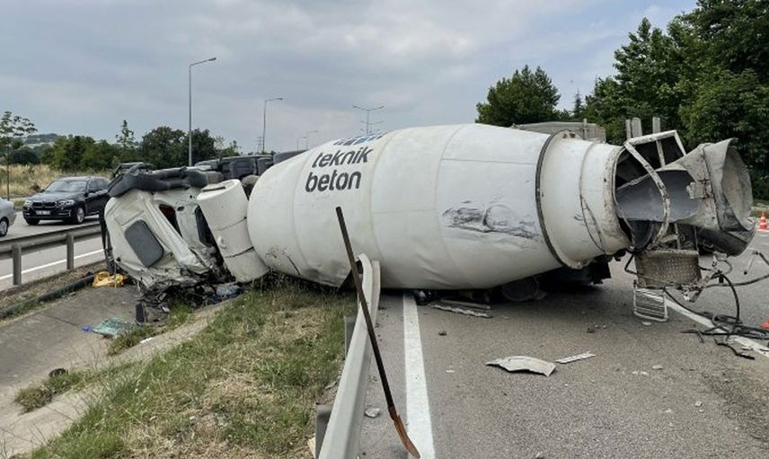 Bursa'da korkunç kaza! Beton mikseri otomobili biçti: 4 ölü var