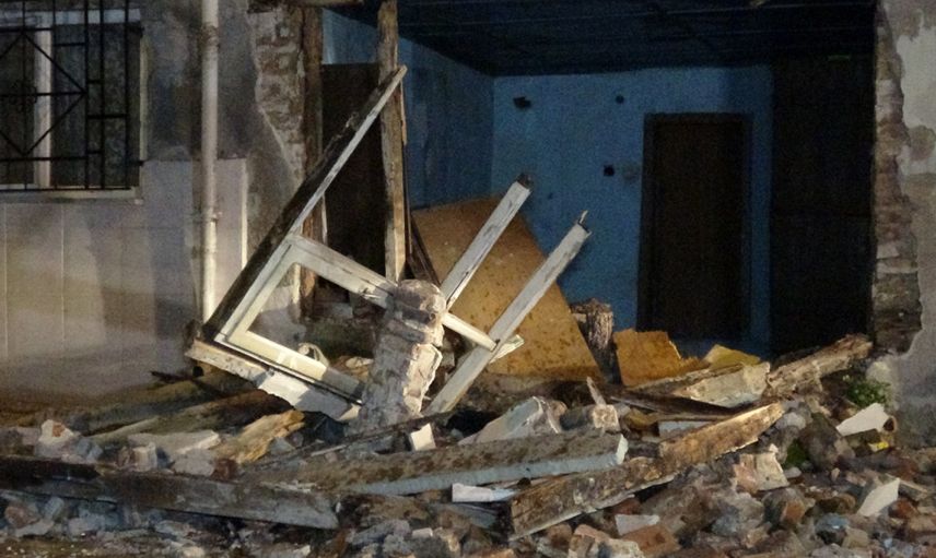 Bursa'da Lodos Etkisi! Binanın Duvarı Yıkıldı, Ağaçlar Yolları Kapattı