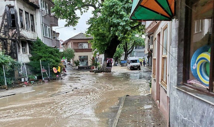 Bursa'da Mudanya ve Gemlik Sele Kapıldı: Servis Aracı Yan Yattı