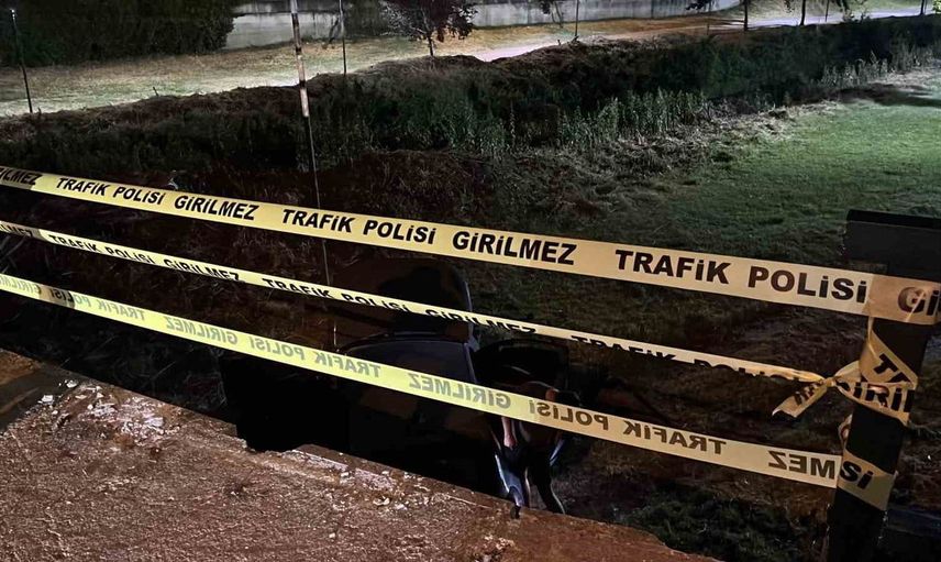 Bursa'da navigasyon hatası sonucu otomobil dereye uçtu