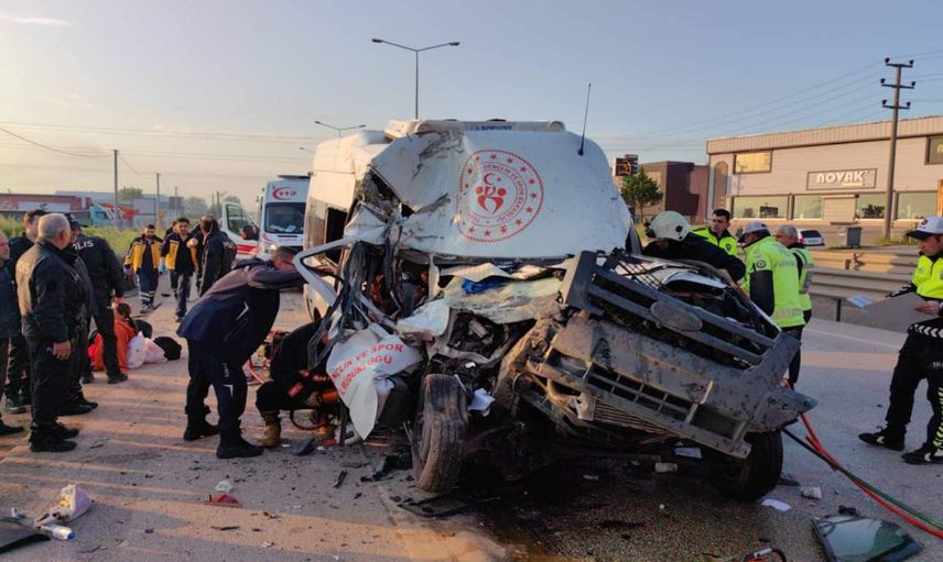 Bursa’da sporcu taşıyan minibüs kamyona çarptı: Olay yerinden acı haber geldi