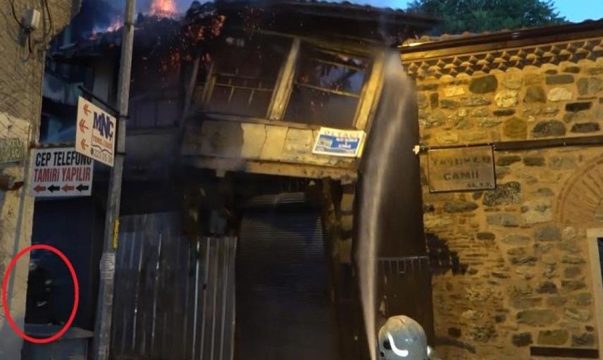 Bursa'da tarihi bir bina alevler içinde çöktü! İtfaiye eri faciadan son anda kurtuldu!