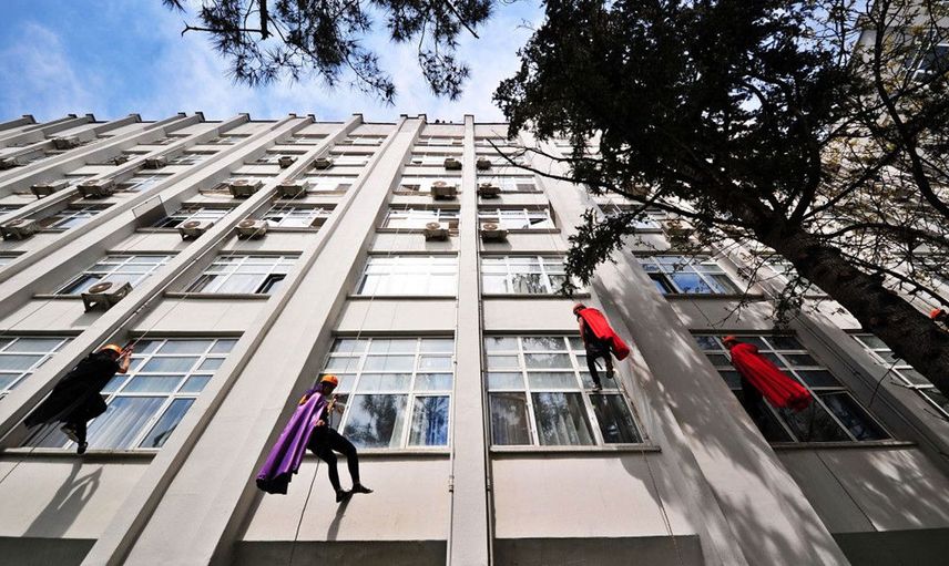 Bursa'da tedavi gören çocuklara 23 Nisan sürprizi: Odalarına tırmanıp hediye verdiler!