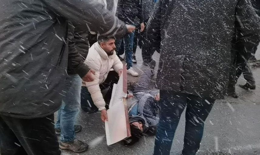 Bursa'da trafik kazası: Vatandaşlar yaralıyı kar yağışından kartonla korudu