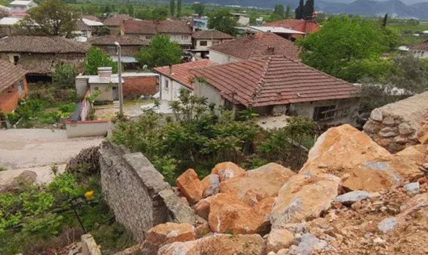 Bursa'da vatandaşlar korku dolu günler geçiriyor: Dev kayalar evin üzerinde!