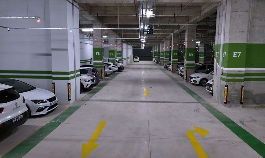 Bursa'da Yeni Yer Altı Otoparkı Hizmete Girdi