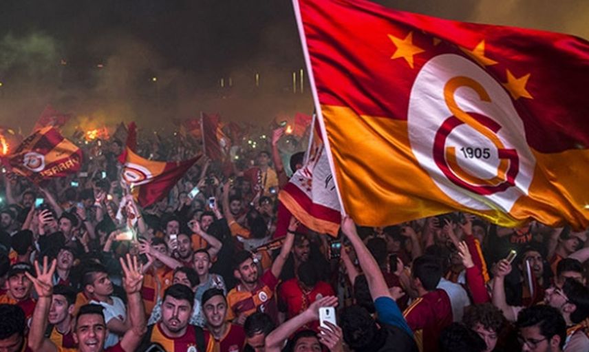 Büyük coşku, taraftarlar sokağa döküldü: Süper Lig şampiyonu Galatasaray oldu