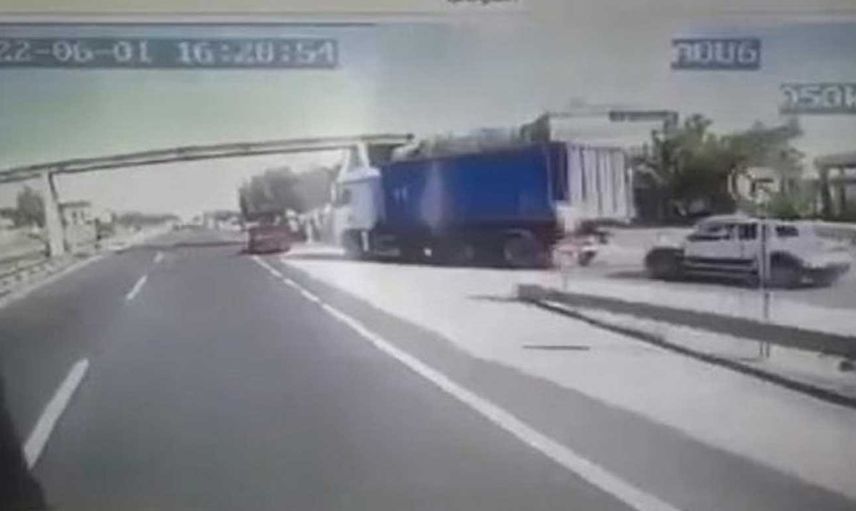 Büyükçekmece D-100'de korkunç kaza: Sürücü direksiyon hakimiyetini kaybetme sonucu durağa girdi ve 2 öğrenci hayatını kaybetti