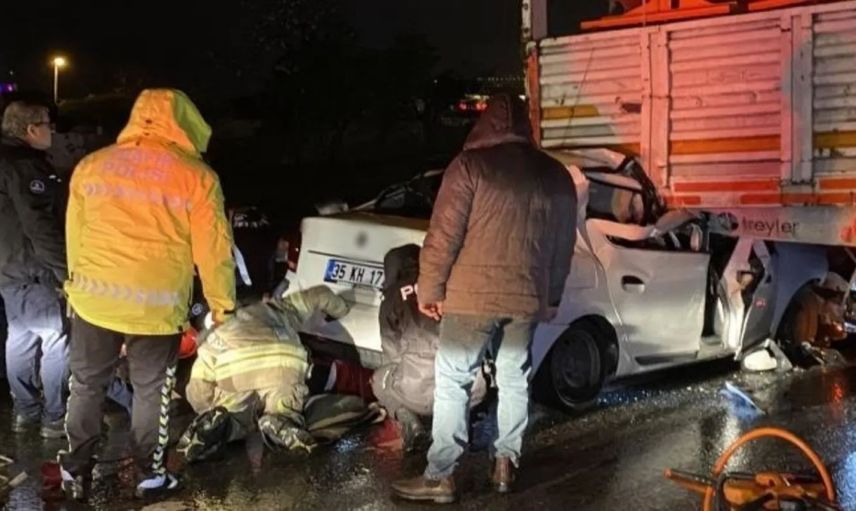 Büyükçekmece’de otomobil tırın altına girdi: 1 ölü ve 2 yaralı var