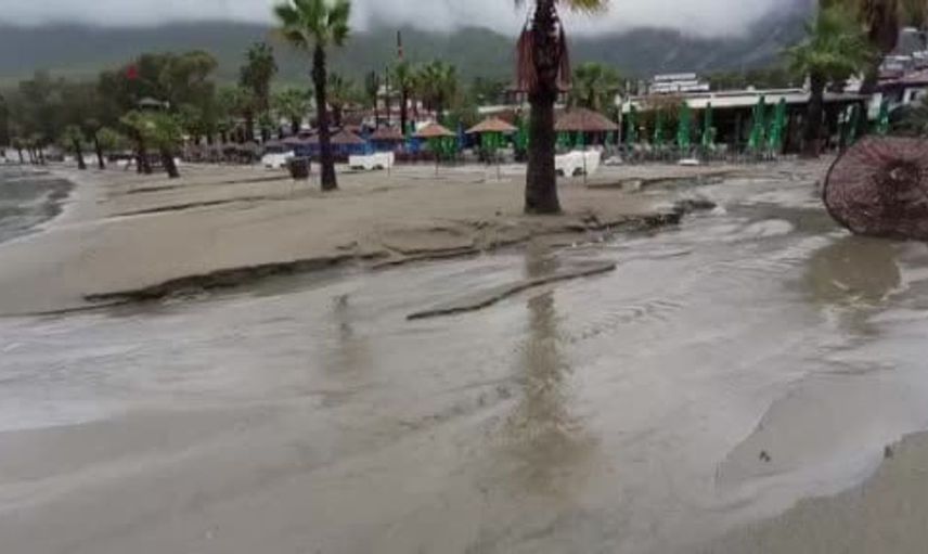 Muğla'da etkili sağanak, Akyaka sahilinde büyük hasara yol açtı