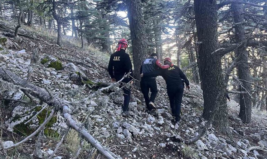Yaralı dağcılar 14 saatlik kurtarma operasyonuyla kurtarıldı