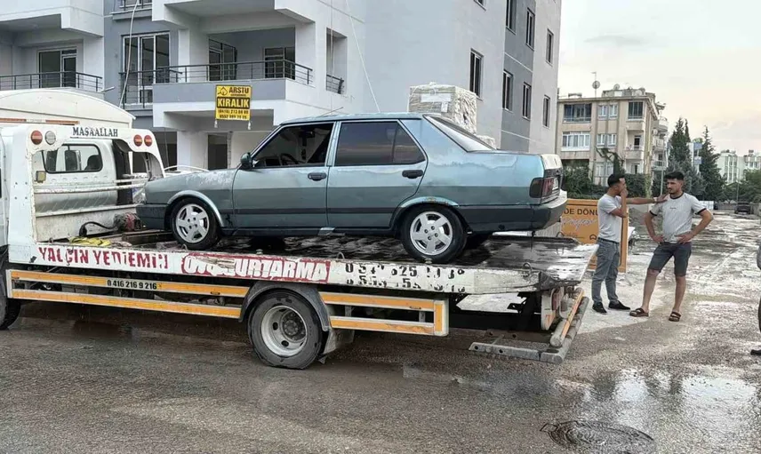 Otomobil çukura düştü, yollar çökmeye başladı: Adıyaman'da şebeke su hattı patladı