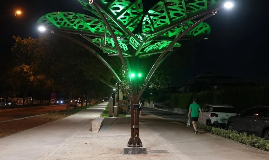 Denizli'de yenilikçi solar ağaç uygulaması parkları canlandırıyor
