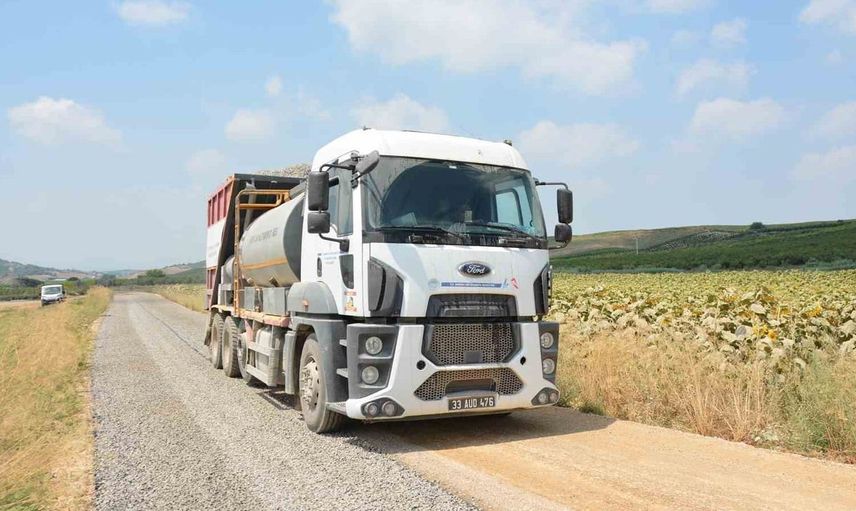Tarsus'ta kırsal yollar sathi asfaltla yenileniyor