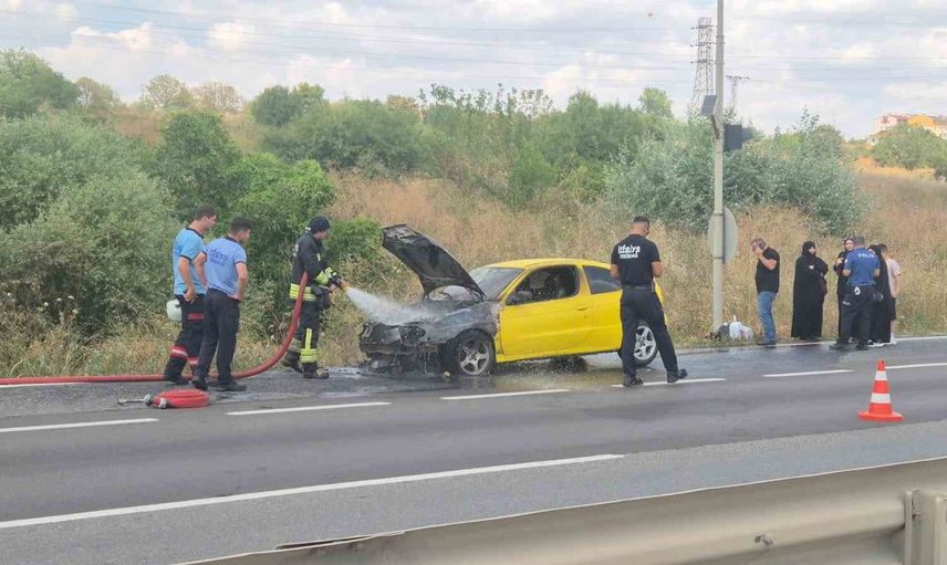 Tekirdağ'da otomobil yangını: 5 kişi son anda kurtuldu