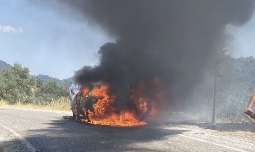 Bayındır'da seyir halindeki otomobilde yangın paniği