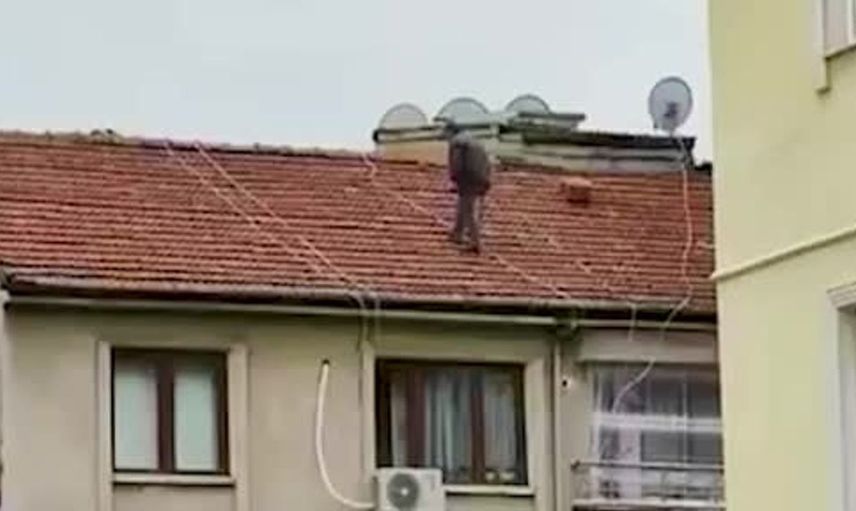 Elazığ'da çatıda güvenlik önlemi almadan tehlikeli gezi