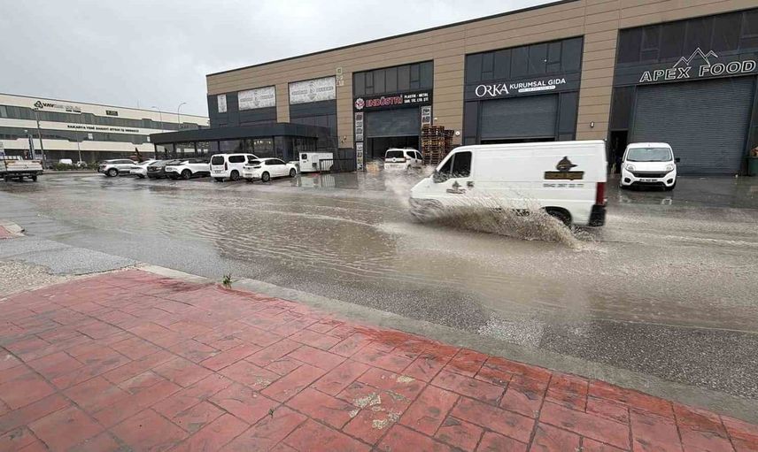 Sakarya'da sağanak yağış yolları suyla doldurdu