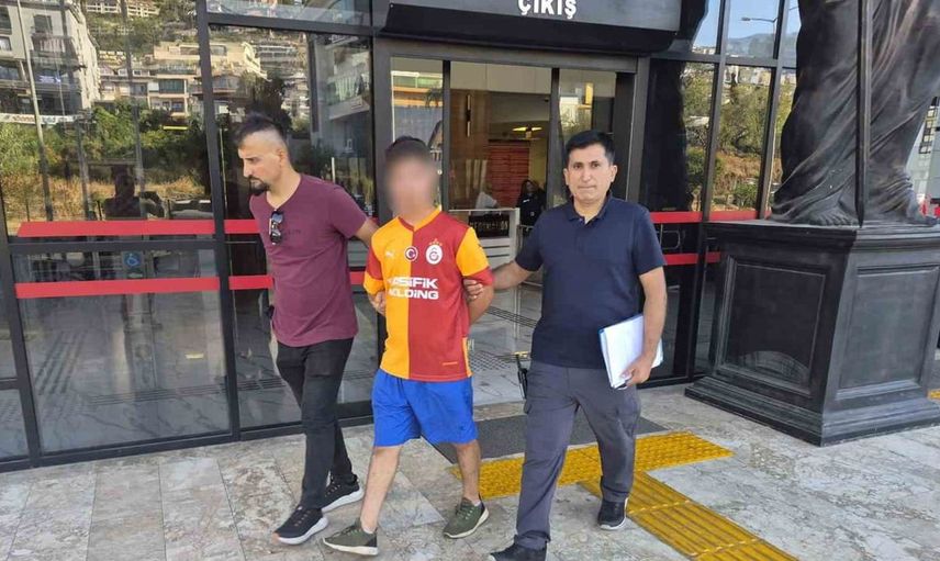 Alanya'da kadın turiste bıçaklı saldırı ve cinsel istismar: 17 yaşındaki şüpheli tutuklandı