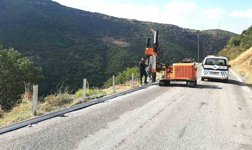 Manisa'da yol güvenliği için 33 bin metre oto korkuluk montajı başladı