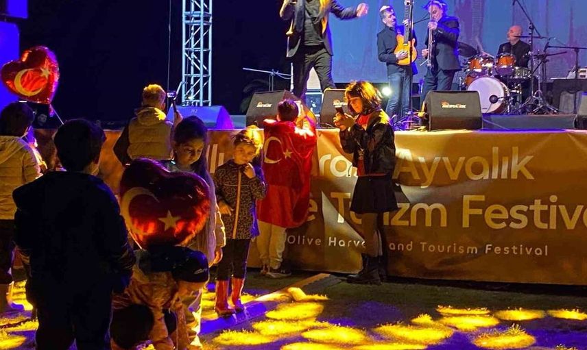 Ayvalık'ta zeytin hasat festivali coşkusu: Feridun Düzağaç binlerce hayranıyla buluştu