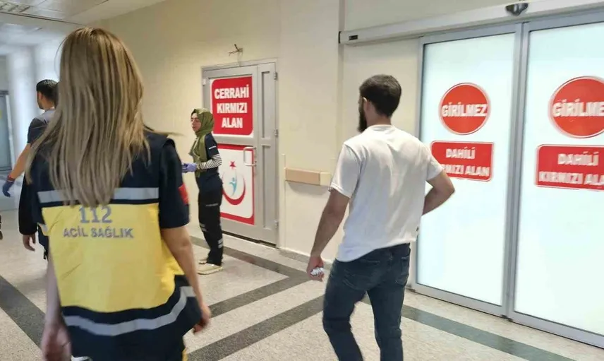 Yüksekten düşen fayansın isabet ettiği işçi hastaneye kaldırıldı