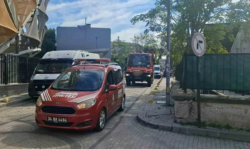 Üsküdar'da okulun trafosunda yangın: Veliler muhabire müdahale etti