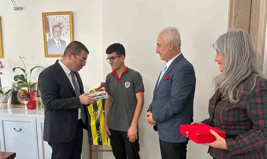 Yere düşen bayrağı öperek örnek davranış sergileyen öğrenciye kaymakamdan takdir