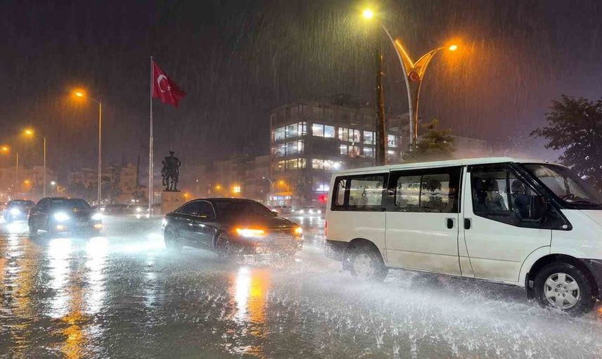 Hakkari'de etkili yağmur hayatı olumsuz etkiledi