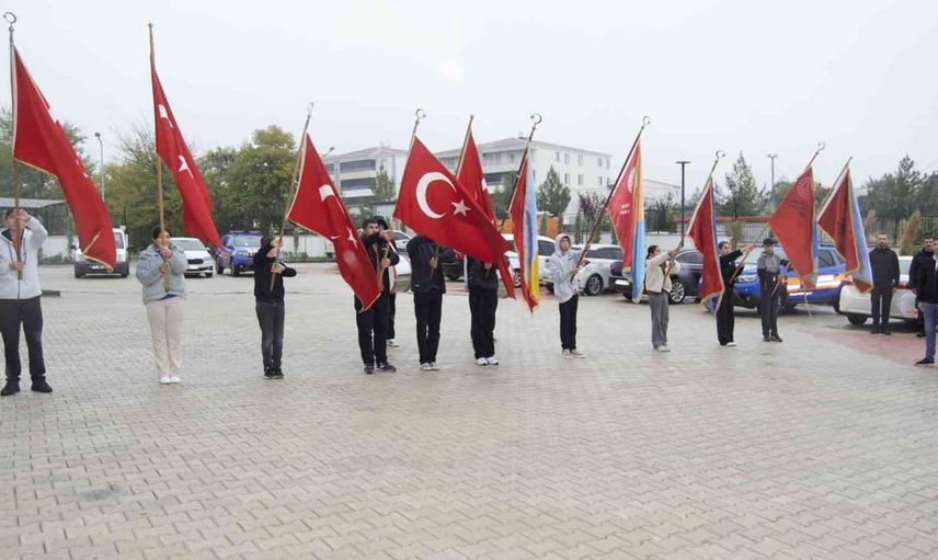 Dicle'de Cumhuriyet Bayramı coşkusu çelenk sunma töreniyle başladı