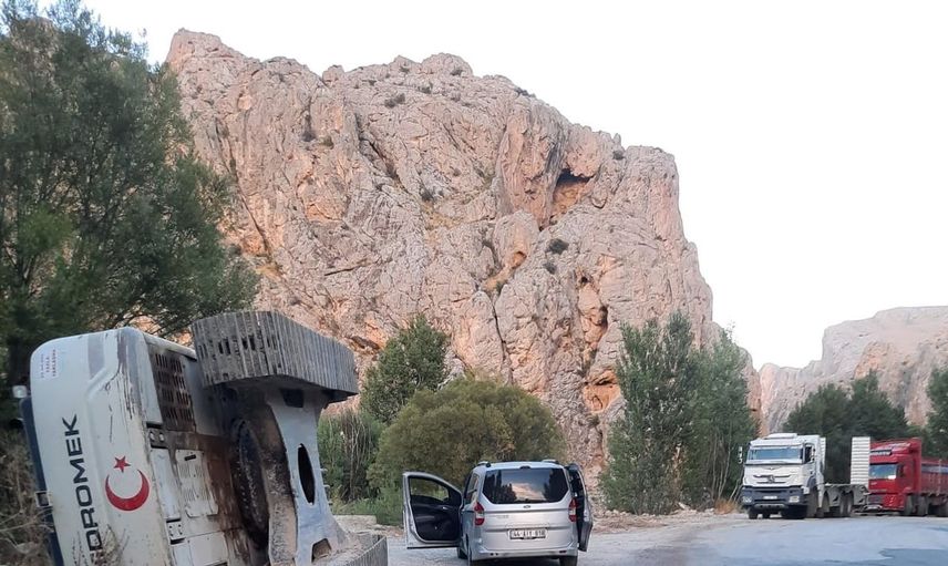 Darende'de iş makinesi devrildi, maddi hasar ortaya çıktı