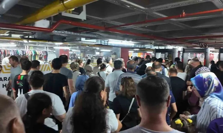 İstanbul'daki indirim çadırında sabah erken saatlerden itibaren büyük yoğunluk
