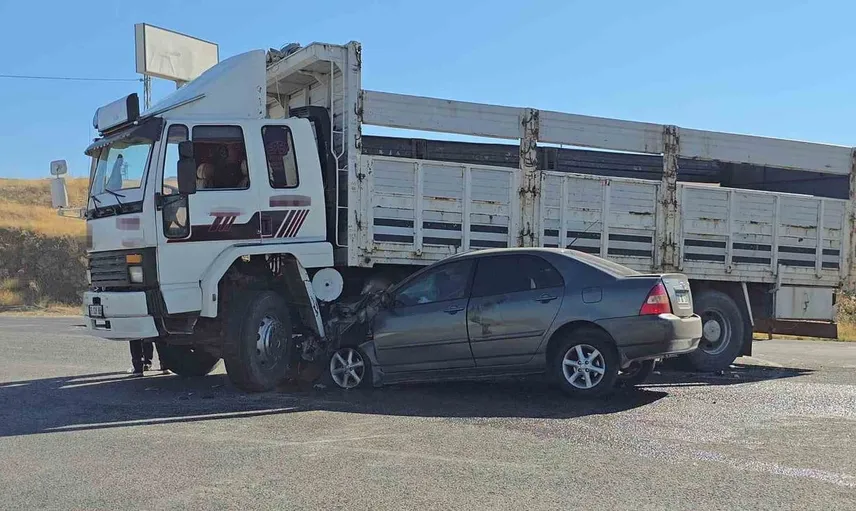 Yozgat'ta otomobil ile kamyon çarpıştı: Sürücü hastaneye kaldırıldı