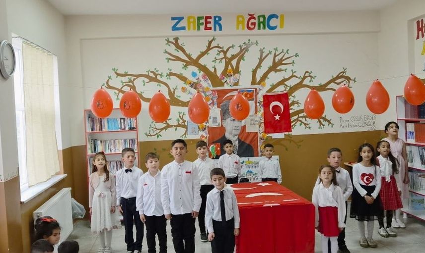 Küçük yüreklerden Cumhuriyet’e özel hediye: İstiklal Marşı’nın 10 kıtasını ezberlediler