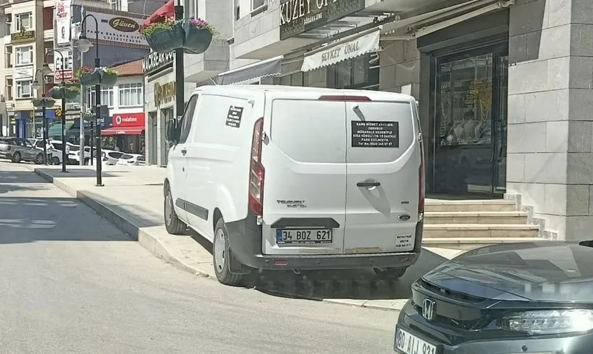 Bilecik'te kaldırım işgali yayaları çileden çıkardı