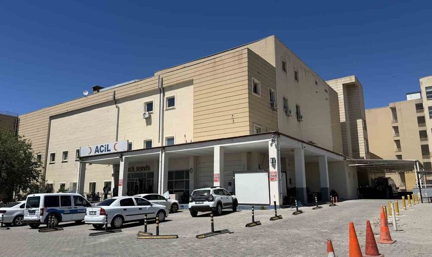Siverek'te otomobil traktöre çarptı: 4 yaralı