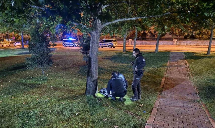 Bıçaklı kavga ihbarında kaçan şüpheliler eşyalarını parkta bıraktı