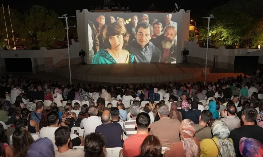 Denizli açık hava sinema günleri ile klasik yapımlar yeniden izleyiciyle buluşuyor