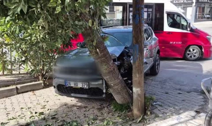 Eskişehir'de kontrolden çıkan otomobil dolmuşa çarptı, ağaca vurup durdu