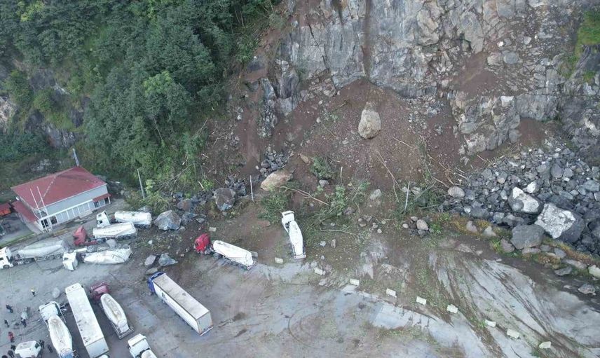 Hopa'daki heyelan tır parkını harabeye çevirdi: Havadan görüntüler ortaya çıktı