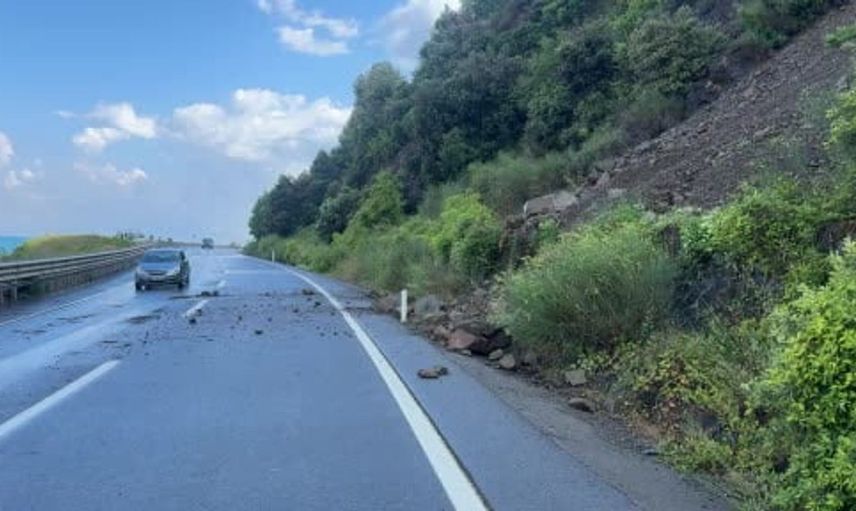 Alaplı-Akçakoca yolunda heyelan nedeniyle ulaşımda aksamalar yaşandı