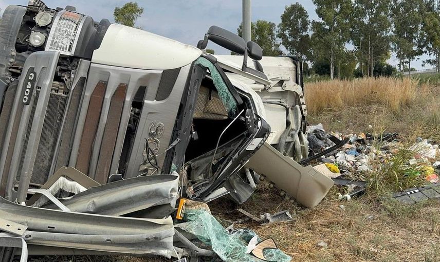 Adana'da devrilen atık yüklü tırda sürücü yaralandı