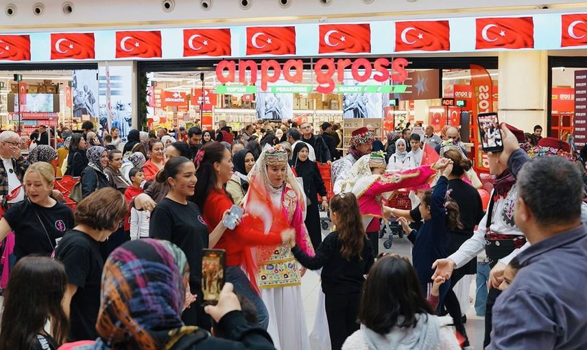 Anpa Gross, Cumhuriyet Bayramı'nda 103 bin çocuğa bayrak hediye etti