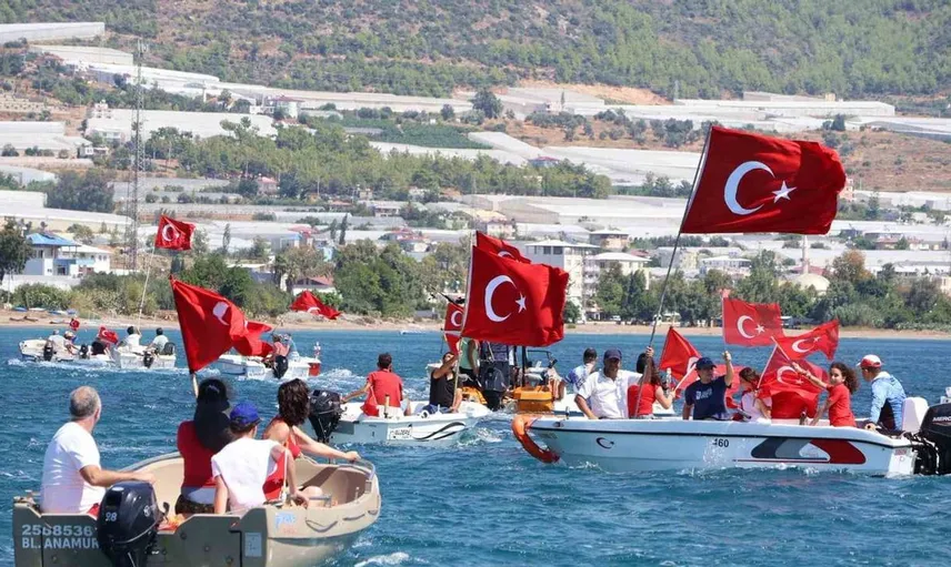 Bozyazı’da amatör balıkçılar 30 Ağustos'u denizde kutladı