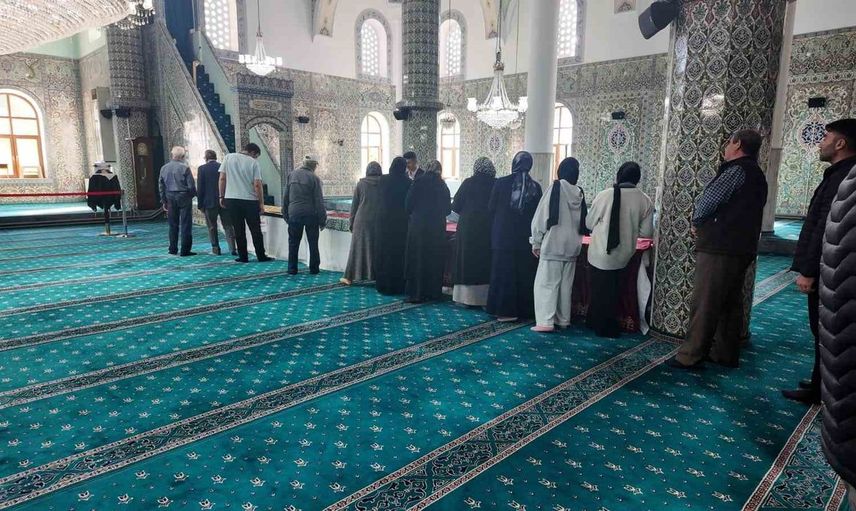 Gediz Ulu Camii'nde kutsal emanetlere yoğun ilgi: Vatandaşlar manevi bir deneyim yaşadı