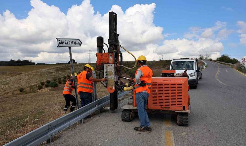 Sakarya'da ulaşım güvenliği artırılıyor: Çelik oto korkuluk çalışmaları başladı