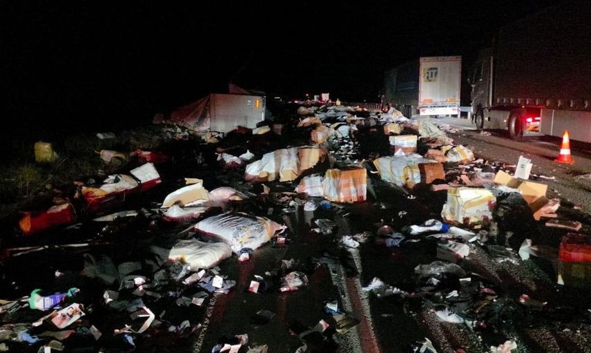Erzincan'da tır kazası sonrası trafik felç oldu