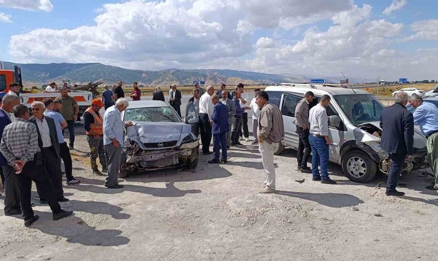 Muş'ta trafik kazası sonrası iki kişi hastaneye kaldırıldı