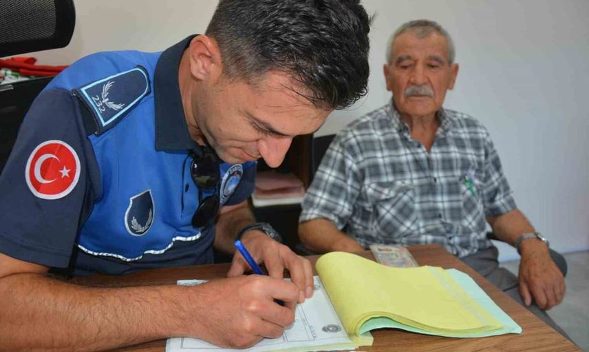 Kıbrıs gazisi altınları sahibine ulaştırmak için zabıtaya teslim etti